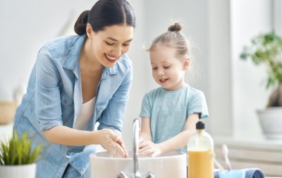 Hände mit kaltem Wasser waschen